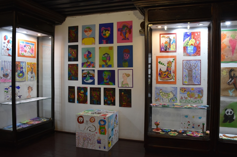 Отворена је дечја изложба „ЛИКОВНО ПУТОВАЊЕ 2025“